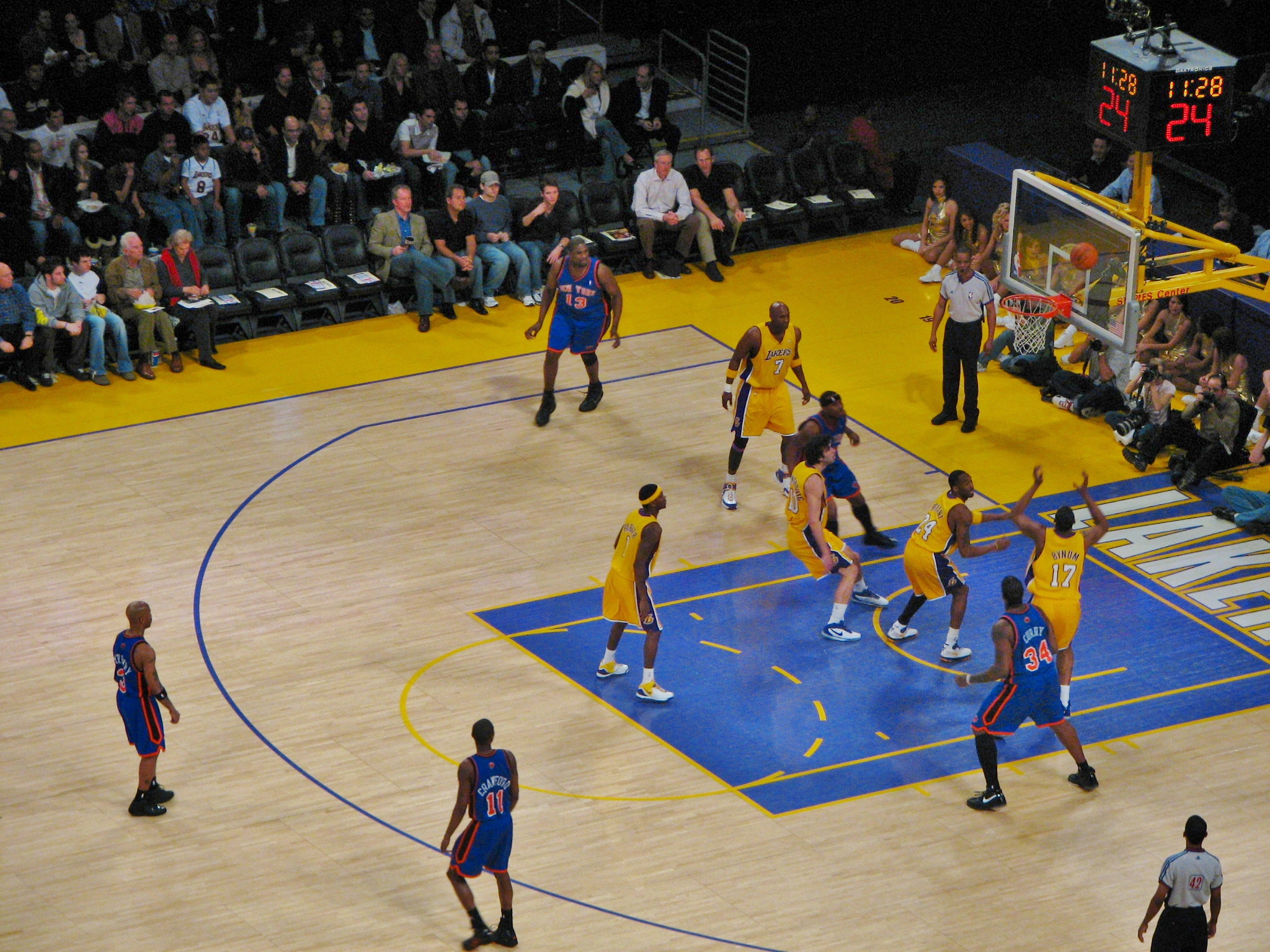 I Lakers e i Knicks si sfidano in una partita epica!